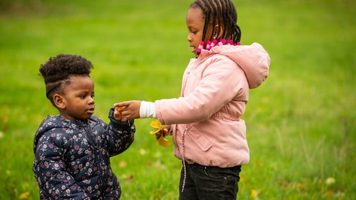 Plant yn chwarae ym myd natur yng Ngerddi Dyffryn, Bro Morgannwg